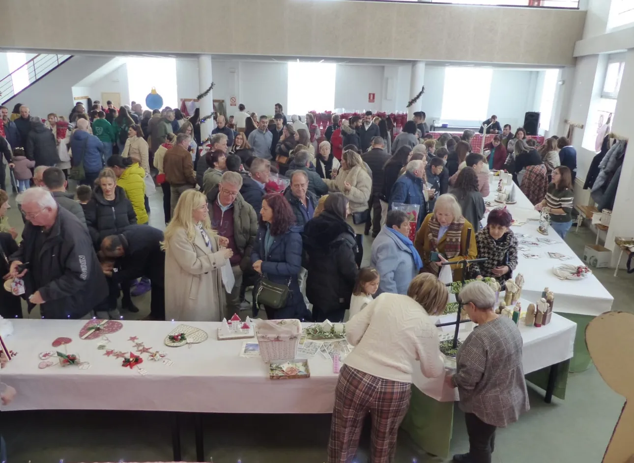 Foto 5 - Villoria celebra un multitudinario Mercadillo Navide&ntilde;o Solidario en apoyo a los pacientes de ELA