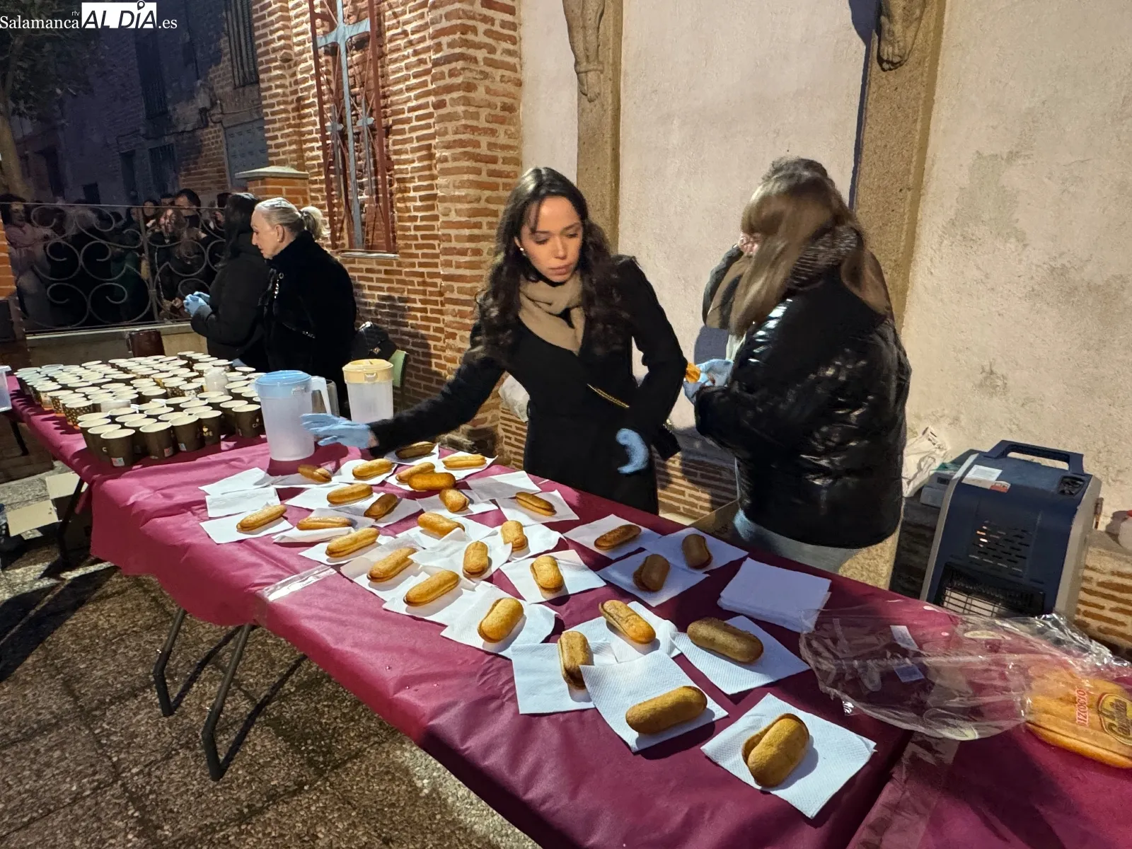 Foto 3 - Cientos de vecinos disfrutan de la tradicional chocolatada solidaria del Humilladero, con el arreglo de la ermita como objetivo