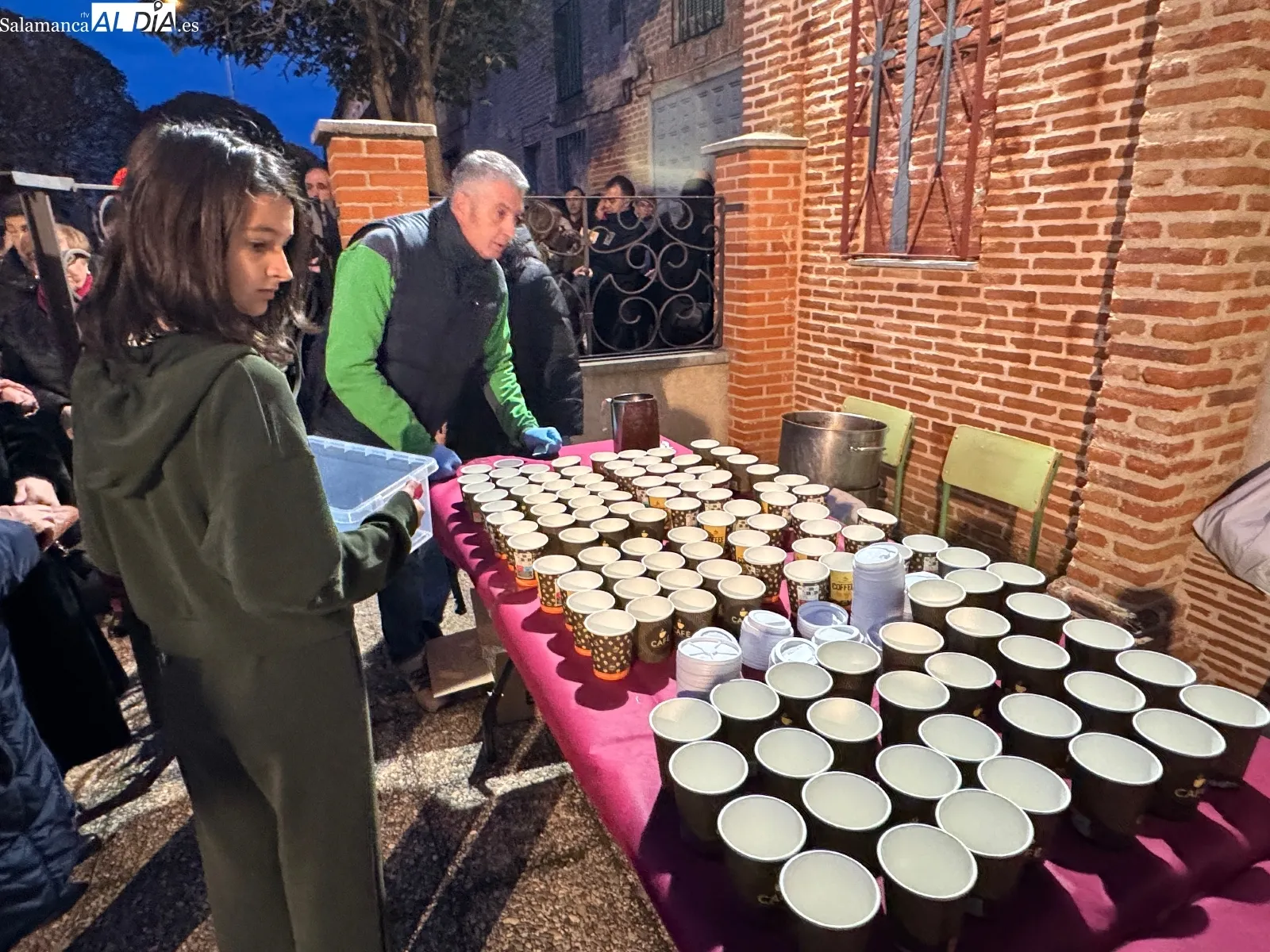 Foto 2 - Cientos de vecinos disfrutan de la tradicional chocolatada solidaria del Humilladero, con el arreglo de la ermita como objetivo