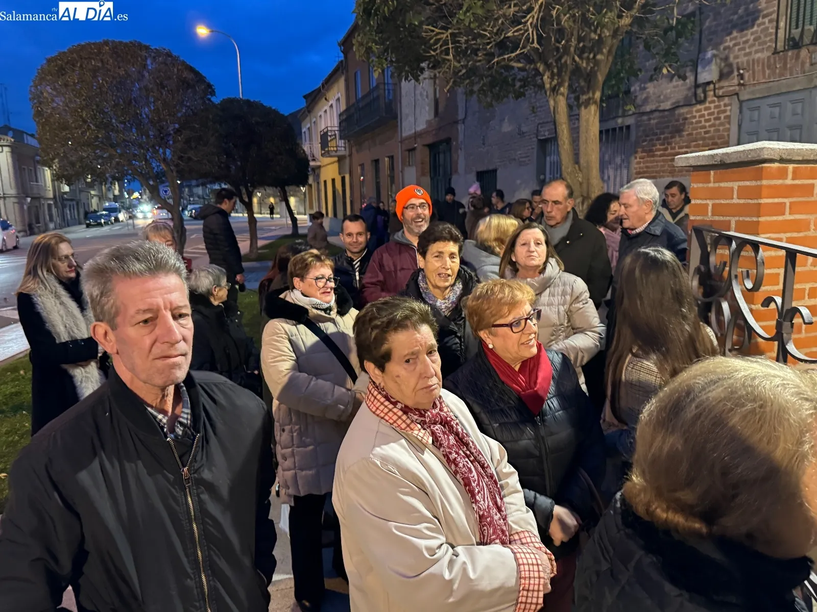 Foto 4 - Cientos de vecinos disfrutan de la tradicional chocolatada solidaria del Humilladero, con el arreglo de la ermita como objetivo
