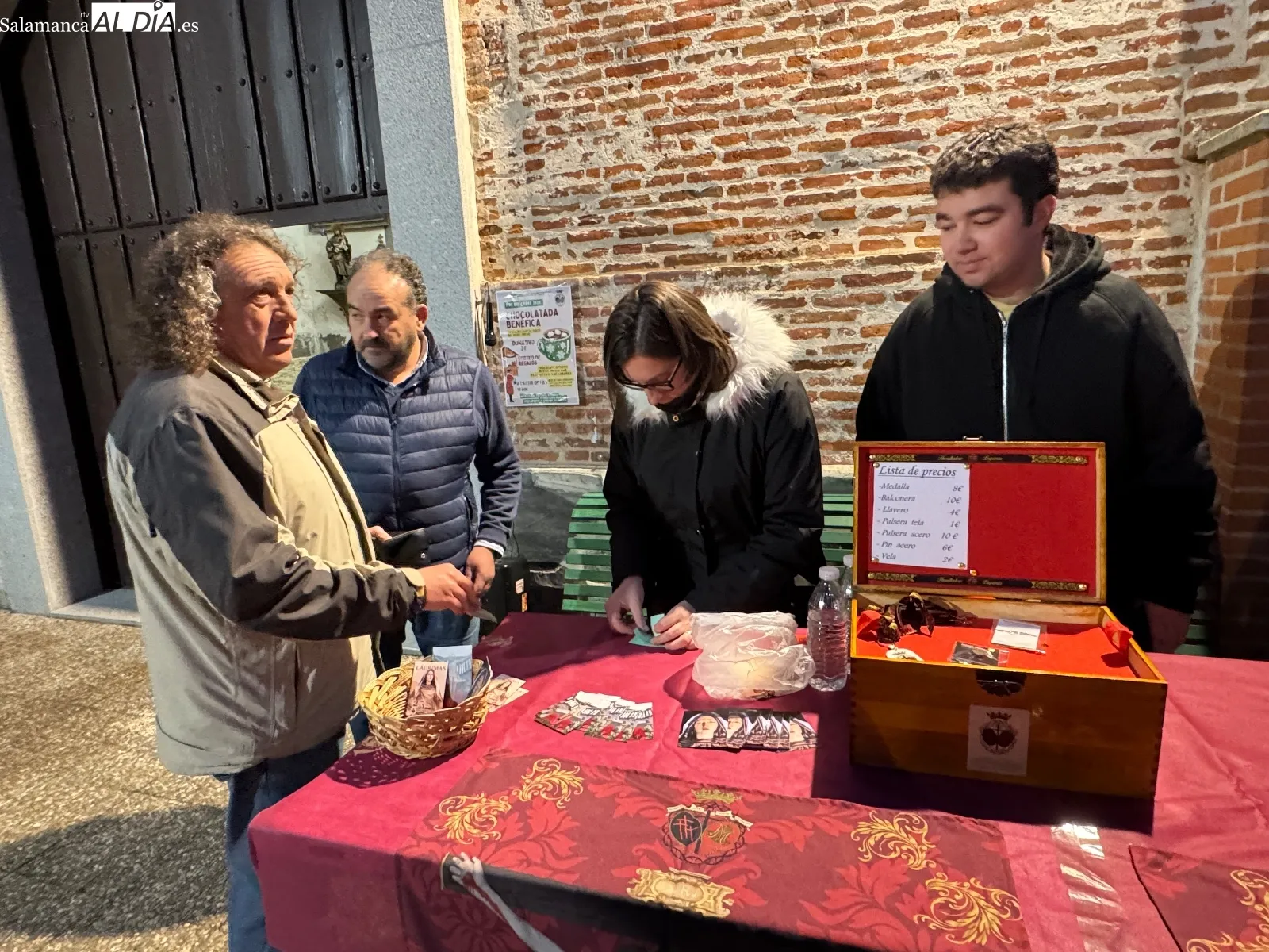 Foto 5 - Cientos de vecinos disfrutan de la tradicional chocolatada solidaria del Humilladero, con el arreglo de la ermita como objetivo
