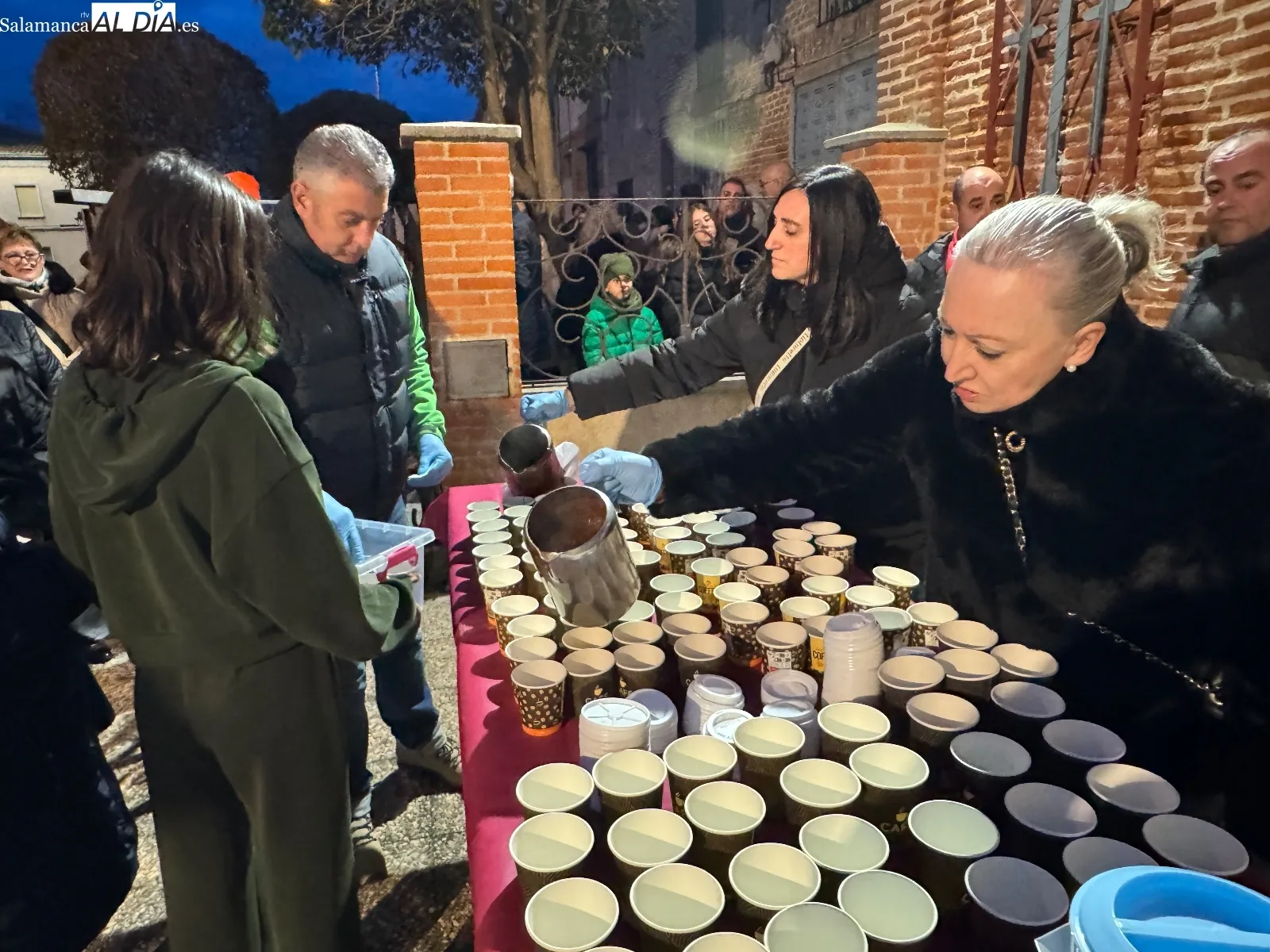 Foto 6 - Cientos de vecinos disfrutan de la tradicional chocolatada solidaria del Humilladero, con el arreglo de la ermita como objetivo