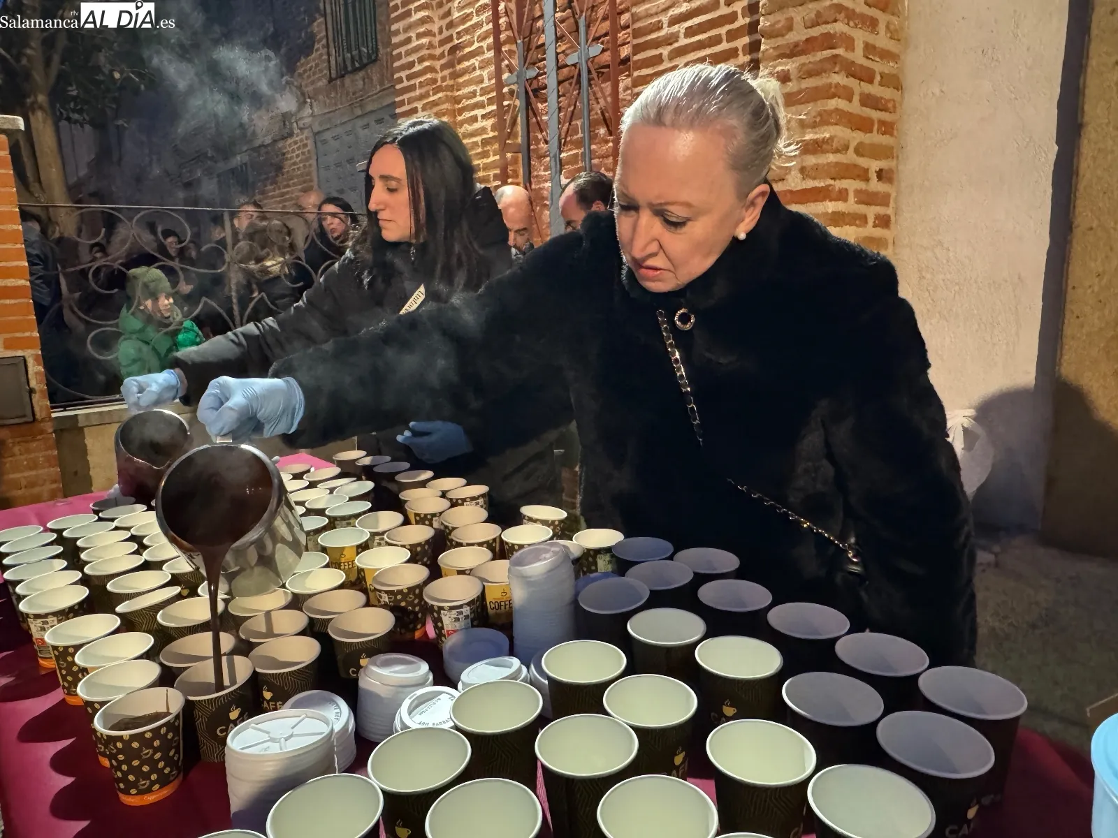 Foto 7 - Cientos de vecinos disfrutan de la tradicional chocolatada solidaria del Humilladero, con el arreglo de la ermita como objetivo