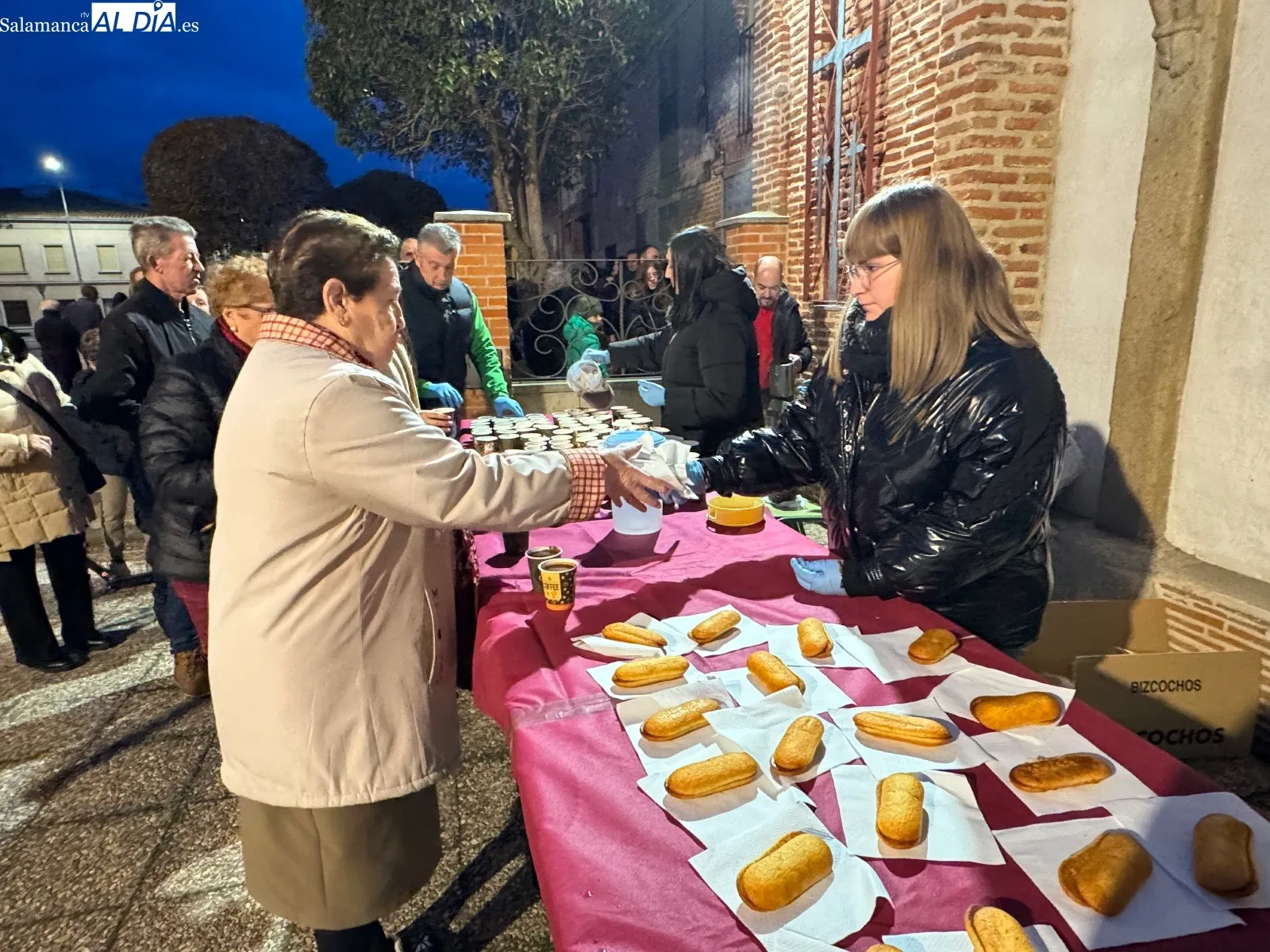 Foto 8 - Cientos de vecinos disfrutan de la tradicional chocolatada solidaria del Humilladero, con el arreglo de la ermita como objetivo