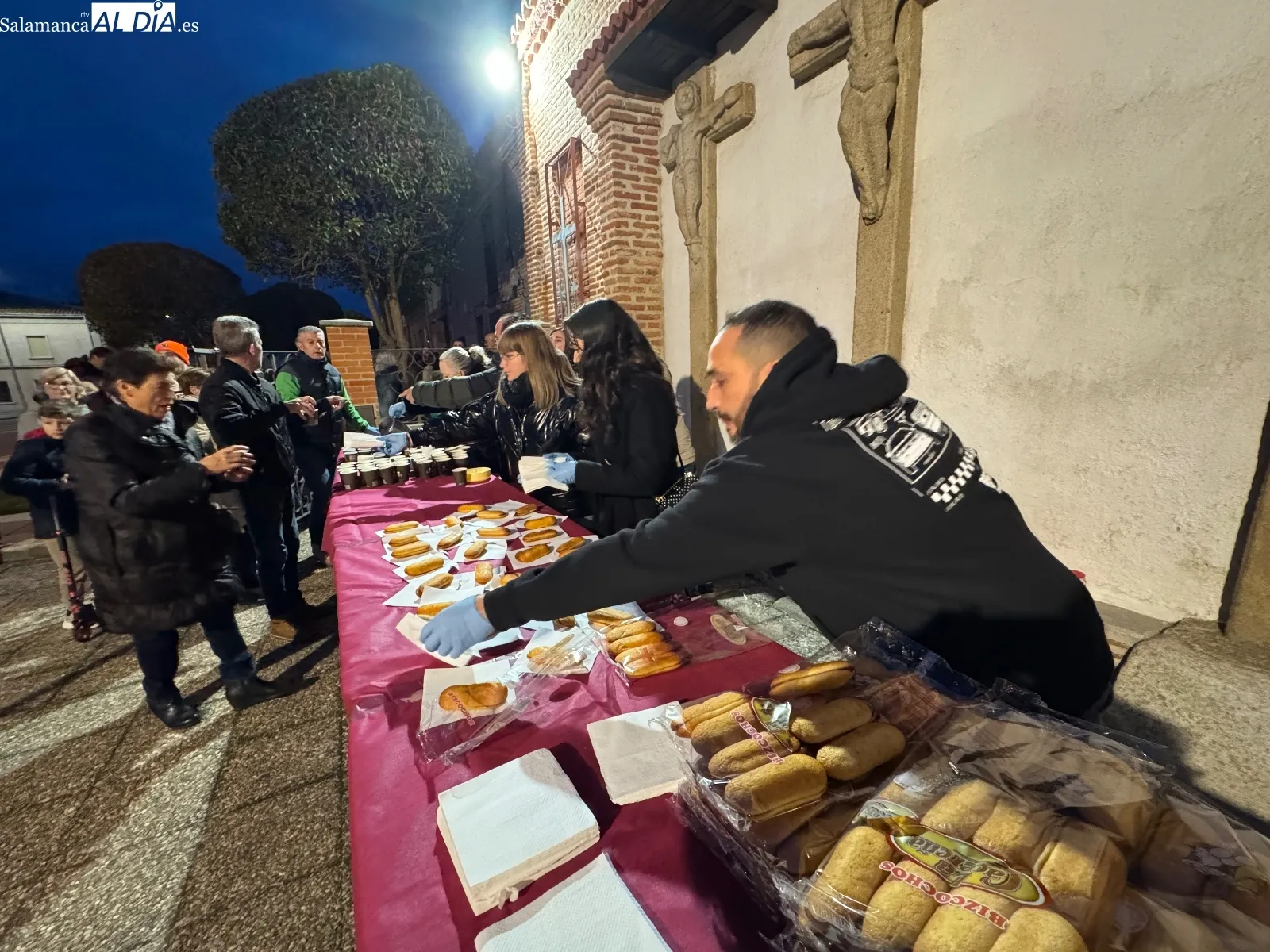 Foto 9 - Cientos de vecinos disfrutan de la tradicional chocolatada solidaria del Humilladero, con el arreglo de la ermita como objetivo