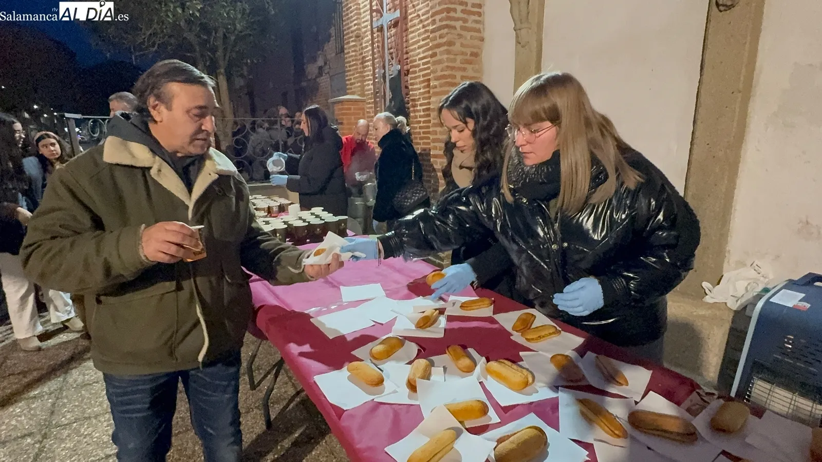 Foto 10 - Cientos de vecinos disfrutan de la tradicional chocolatada solidaria del Humilladero, con el arreglo de la ermita como objetivo
