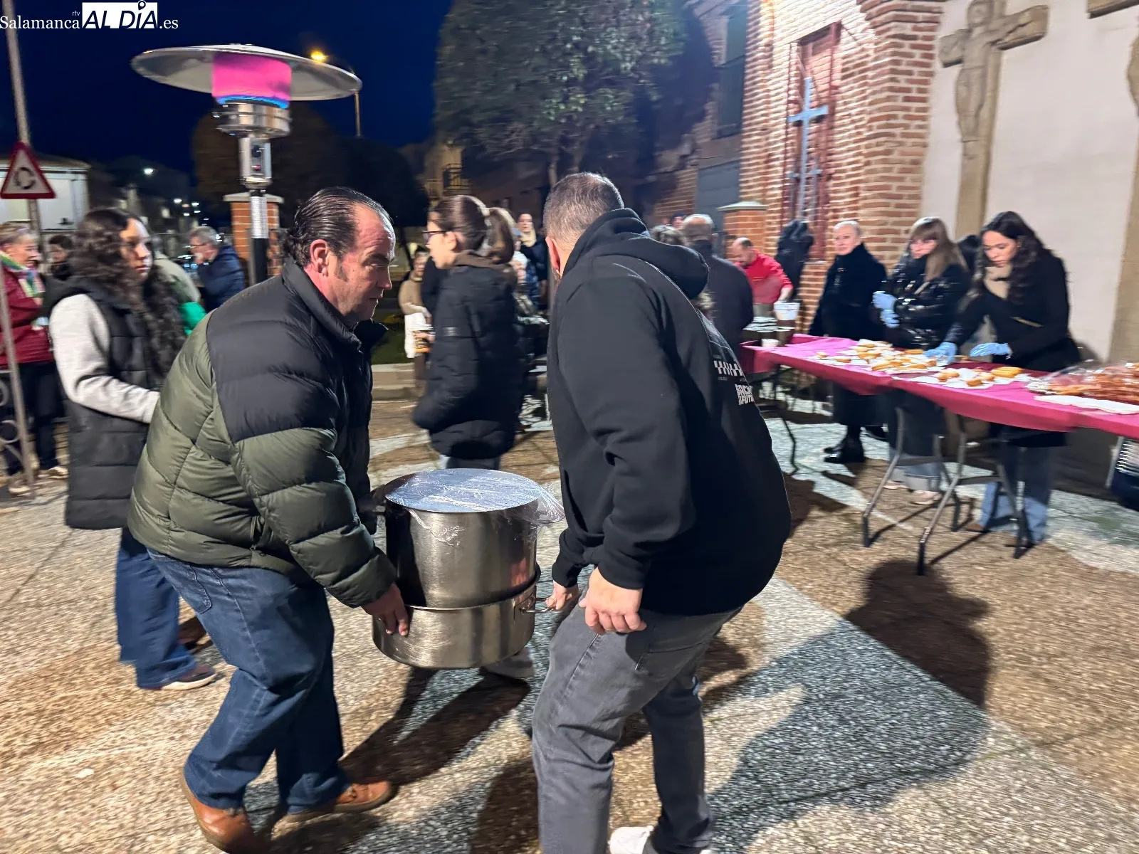 Foto 11 - Cientos de vecinos disfrutan de la tradicional chocolatada solidaria del Humilladero, con el arreglo de la ermita como objetivo