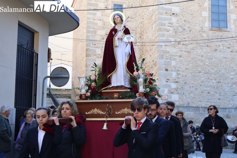 Devoción y solemnidad en la procesión de Santa Lucía