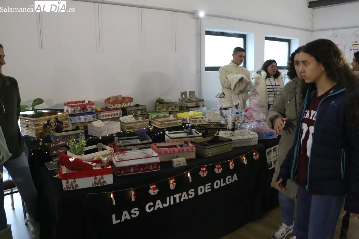 El mercadillo navideño se desarrolla hasta las 20:00 horas de este sábado / CORRAL 