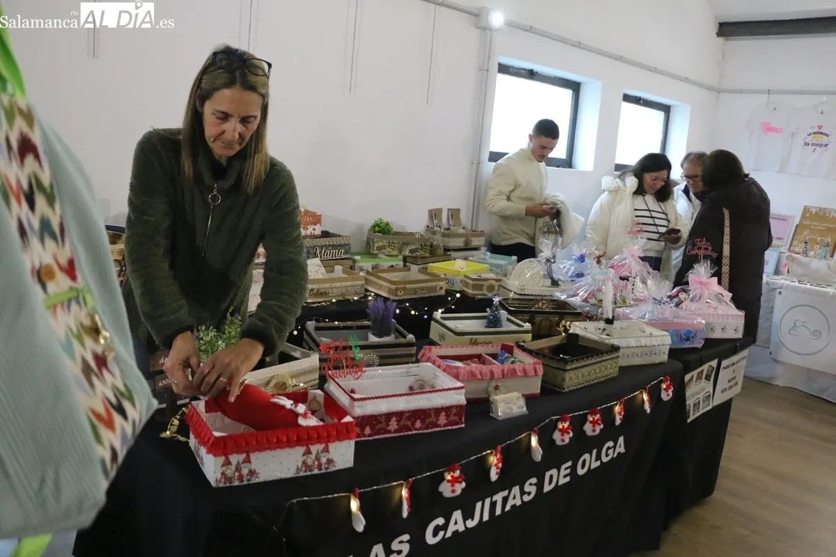El mercadillo navideño se desarrolla hasta las 20:00 horas de este sábado / CORRAL 