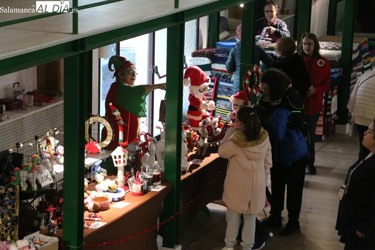 El mercadillo navideño se desarrolla hasta las 20:00 horas de este sábado / CORRAL 
