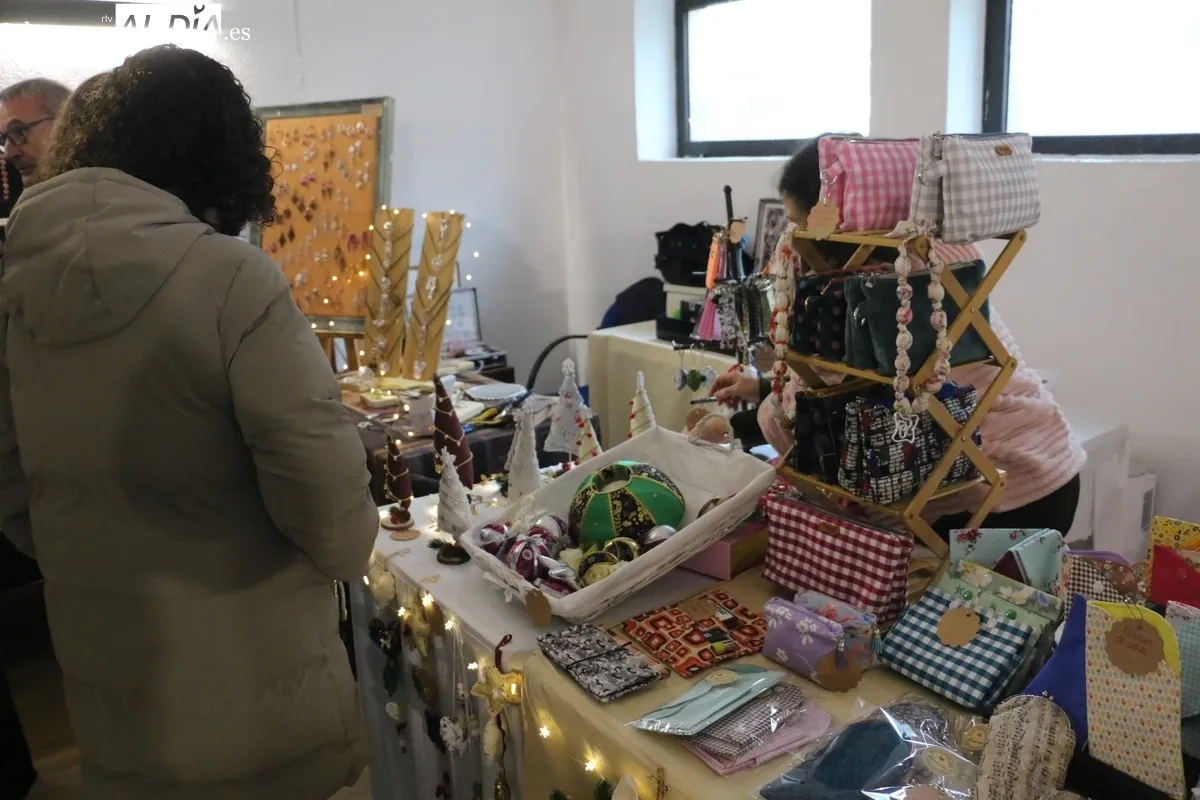 El mercadillo navideño se desarrolla hasta las 20:00 horas de este sábado / CORRAL 