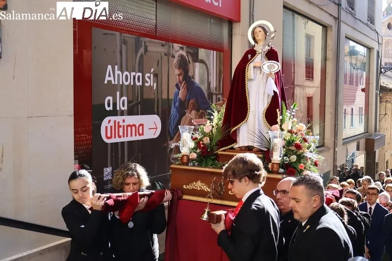 Foto 10 - Devoci&oacute;n y solemnidad en la procesi&oacute;n de Santa Luc&iacute;a