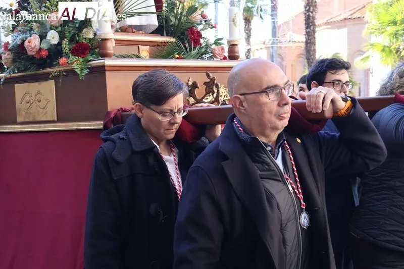 Foto 6 - Devoci&oacute;n y solemnidad en la procesi&oacute;n de Santa Luc&iacute;a