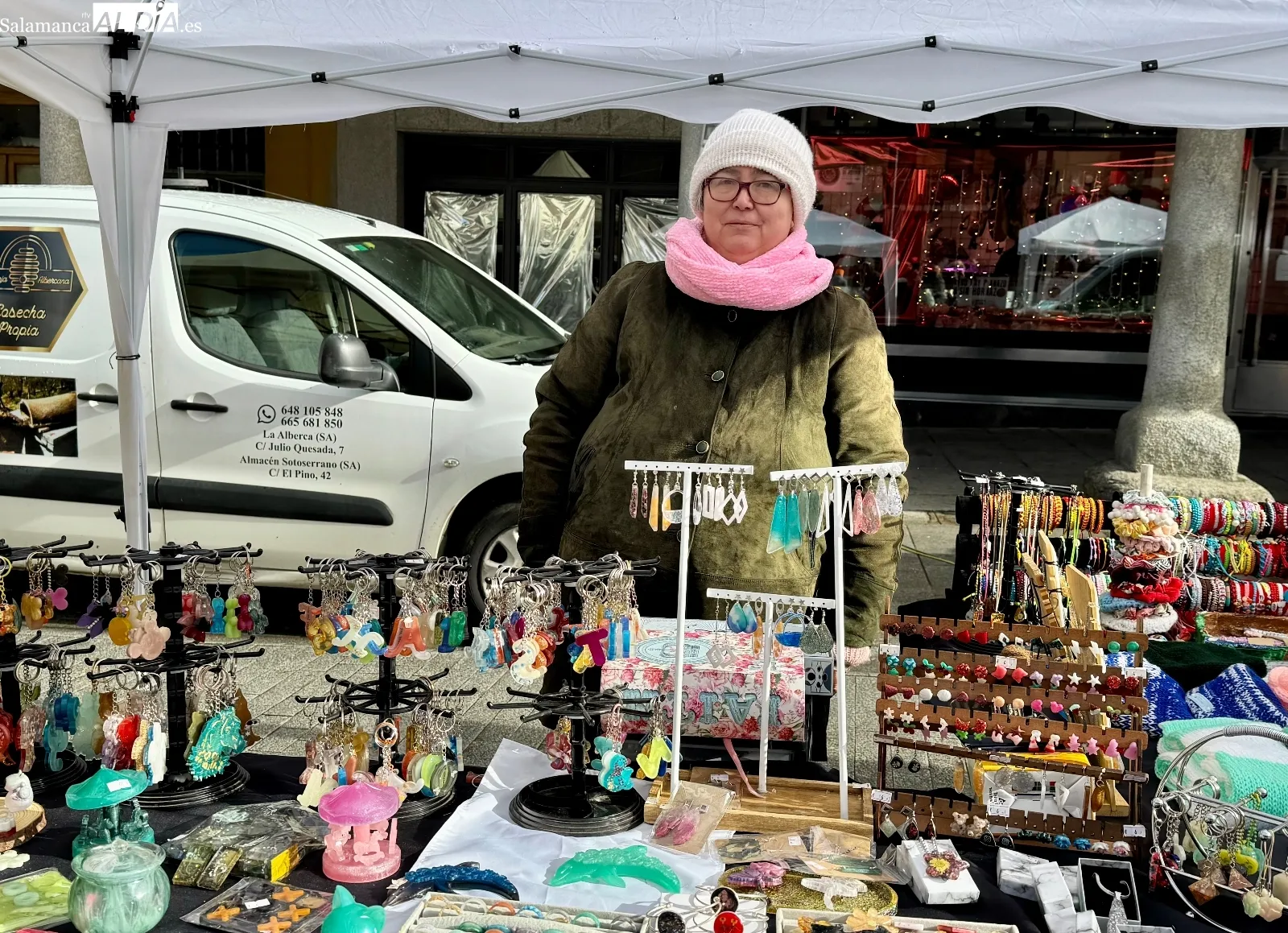 Foto 4 - La nieve y la continua llegada de visitantes dan la bienvenida al Mercado Navide&ntilde;o