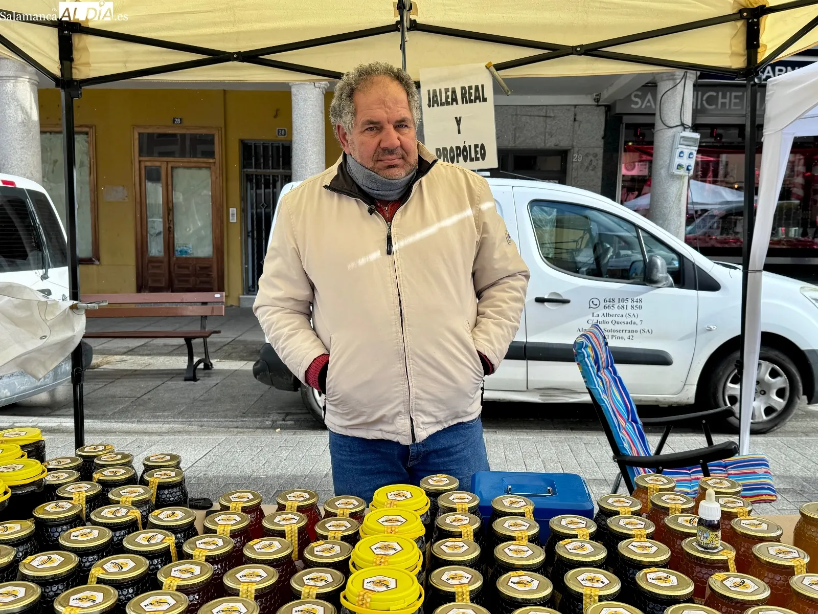 Foto 5 - La nieve y la continua llegada de visitantes dan la bienvenida al Mercado Navide&ntilde;o