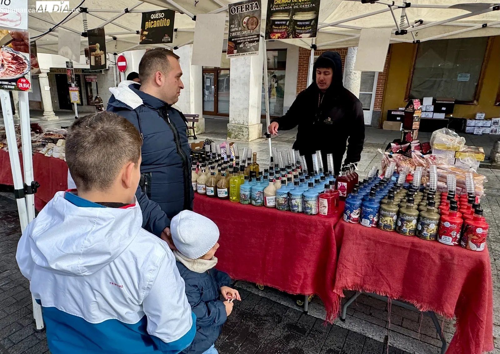 Foto 6 - La nieve y la continua llegada de visitantes dan la bienvenida al Mercado Navide&ntilde;o