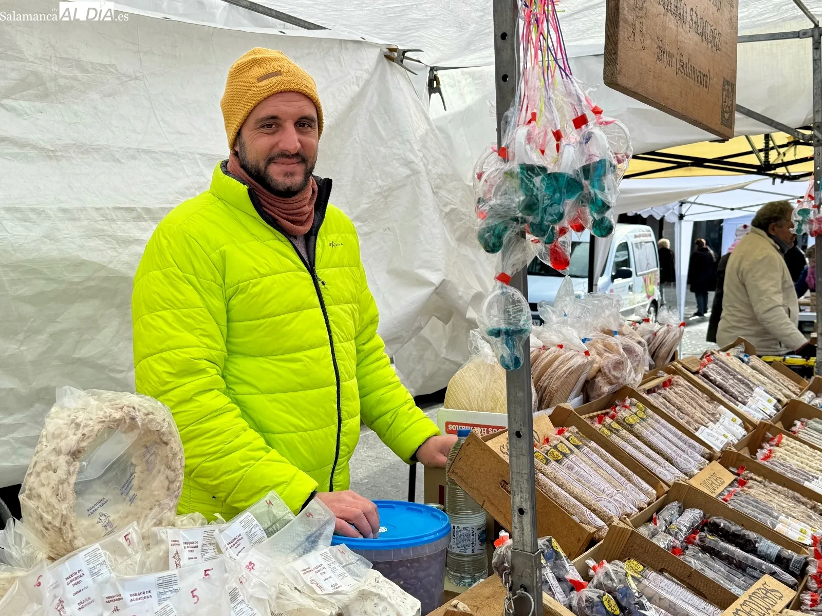 Foto 9 - La nieve y la continua llegada de visitantes dan la bienvenida al Mercado Navide&ntilde;o
