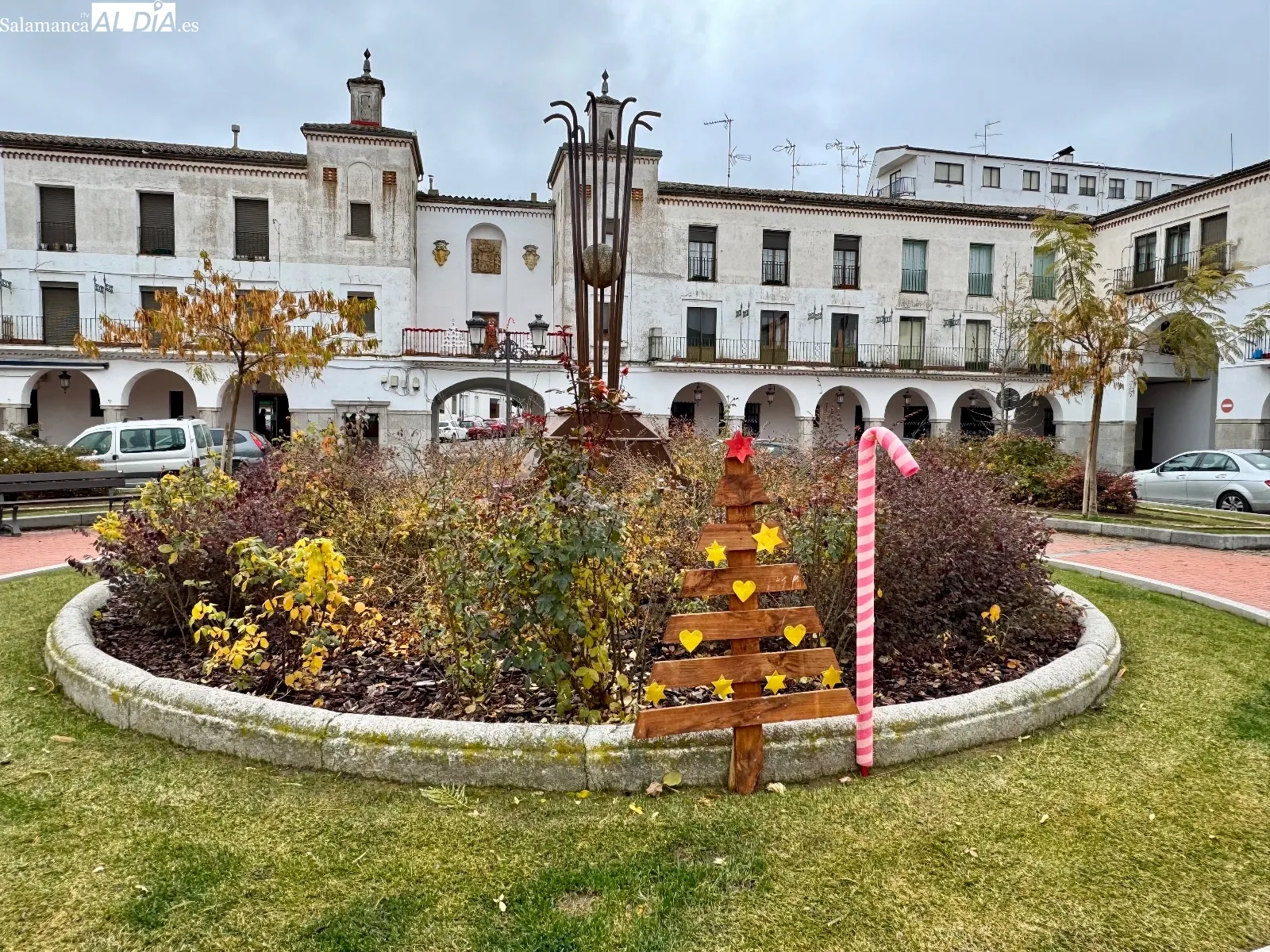 Foto 6 - Acopedis decora la navidad en Pe&ntilde;aranda, en lugares como la Plaza Nueva, lugar sin luces festivas y con cr&iacute;ticas al Ayuntamiento
