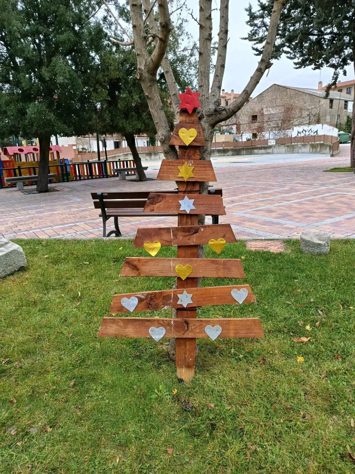 Foto 3 - Acopedis decora la navidad en Pe&ntilde;aranda, en lugares como la Plaza Nueva, lugar sin luces festivas y con cr&iacute;ticas al Ayuntamiento