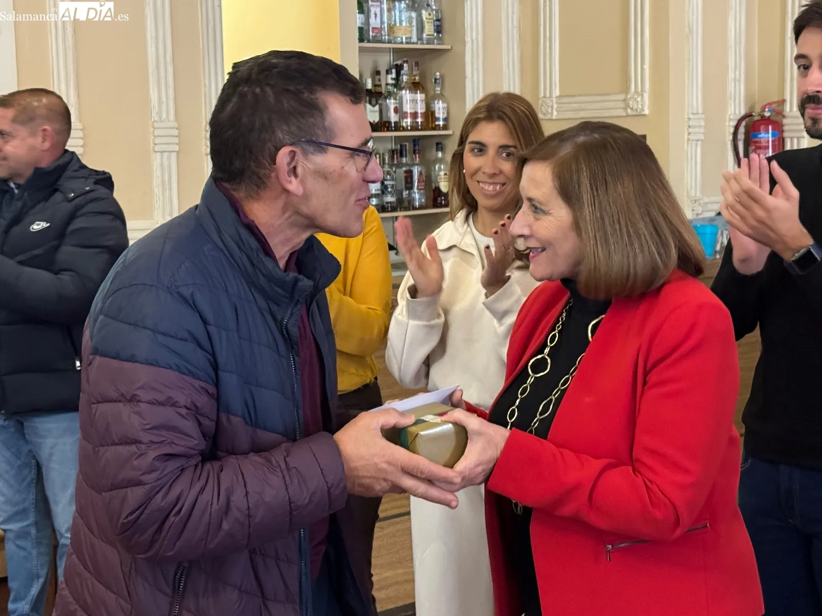 Foto 7 - Brindis y homenaje emocionados a los que se despiden por jubilaci&oacute;n, protagonistas del tradicional convite navide&ntilde;o del Ayuntamiento