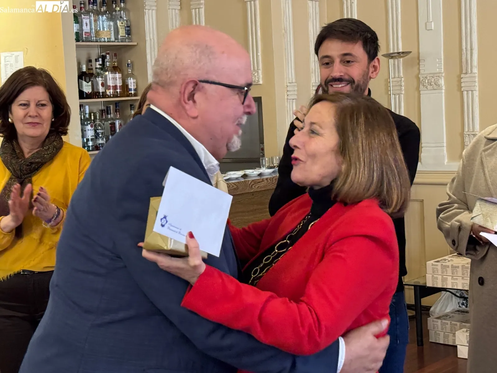 Foto 8 - Brindis y homenaje emocionados a los que se despiden por jubilaci&oacute;n, protagonistas del tradicional convite navide&ntilde;o del Ayuntamiento