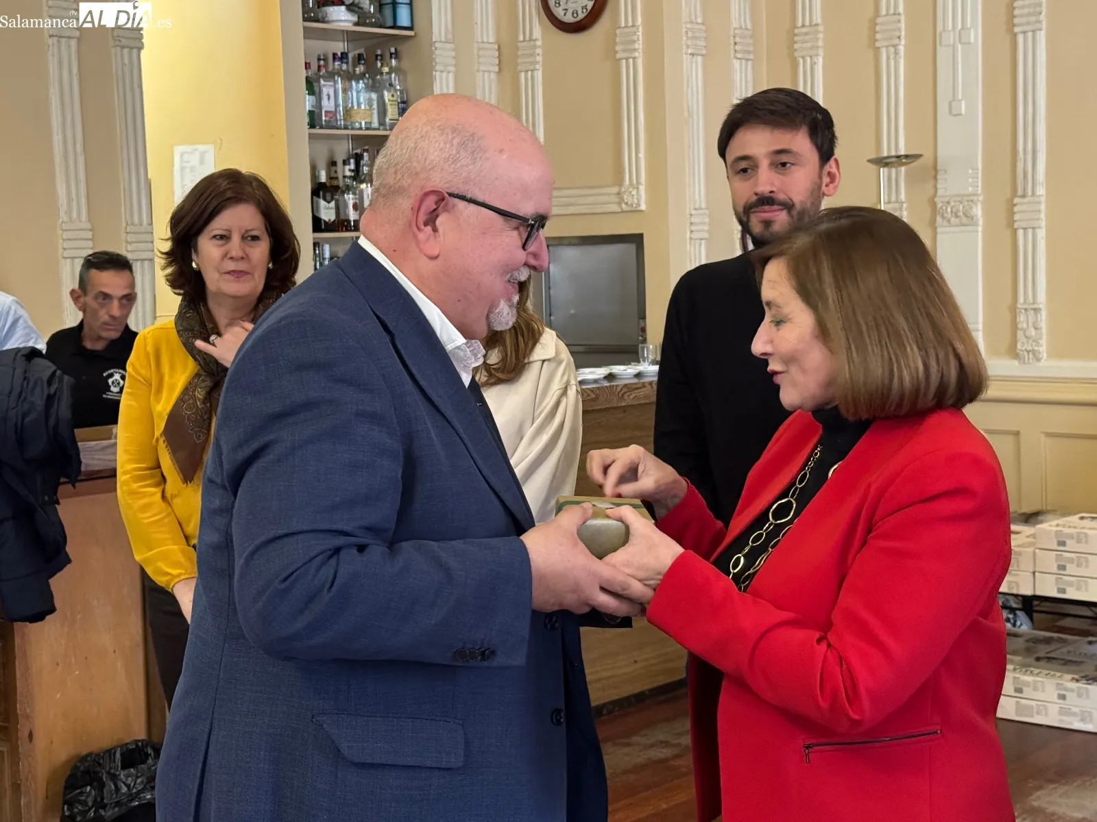 Foto 9 - Brindis y homenaje emocionados a los que se despiden por jubilaci&oacute;n, protagonistas del tradicional convite navide&ntilde;o del Ayuntamiento