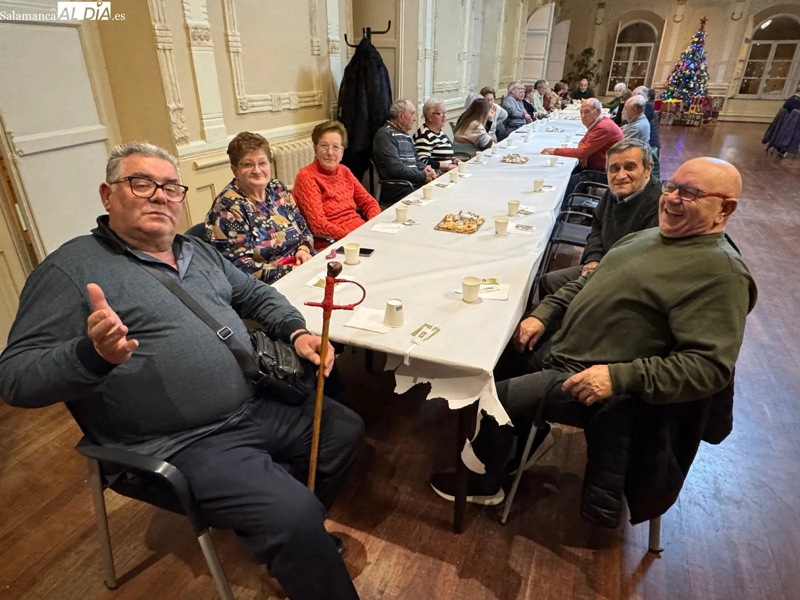 Foto 2 - Los mayores se re&uacute;nen para festejar la Navidad con un animado caf&eacute;