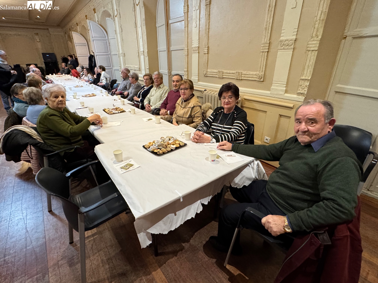 Los mayores se reúnen para festejar la navidad con un animado café