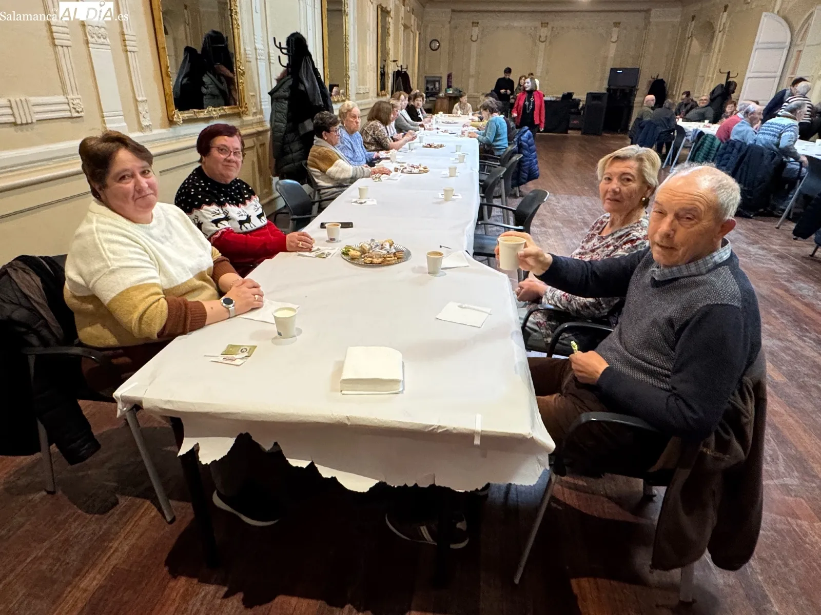 Foto 5 - Los mayores se re&uacute;nen para festejar la Navidad con un animado caf&eacute;