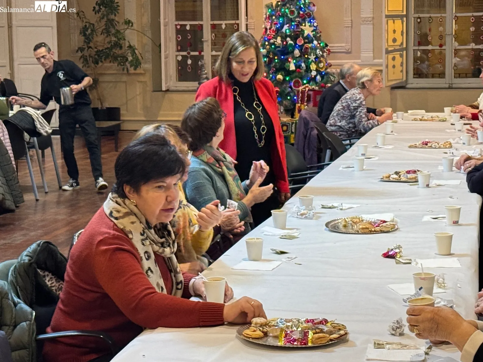Foto 6 - Los mayores se re&uacute;nen para festejar la Navidad con un animado caf&eacute;