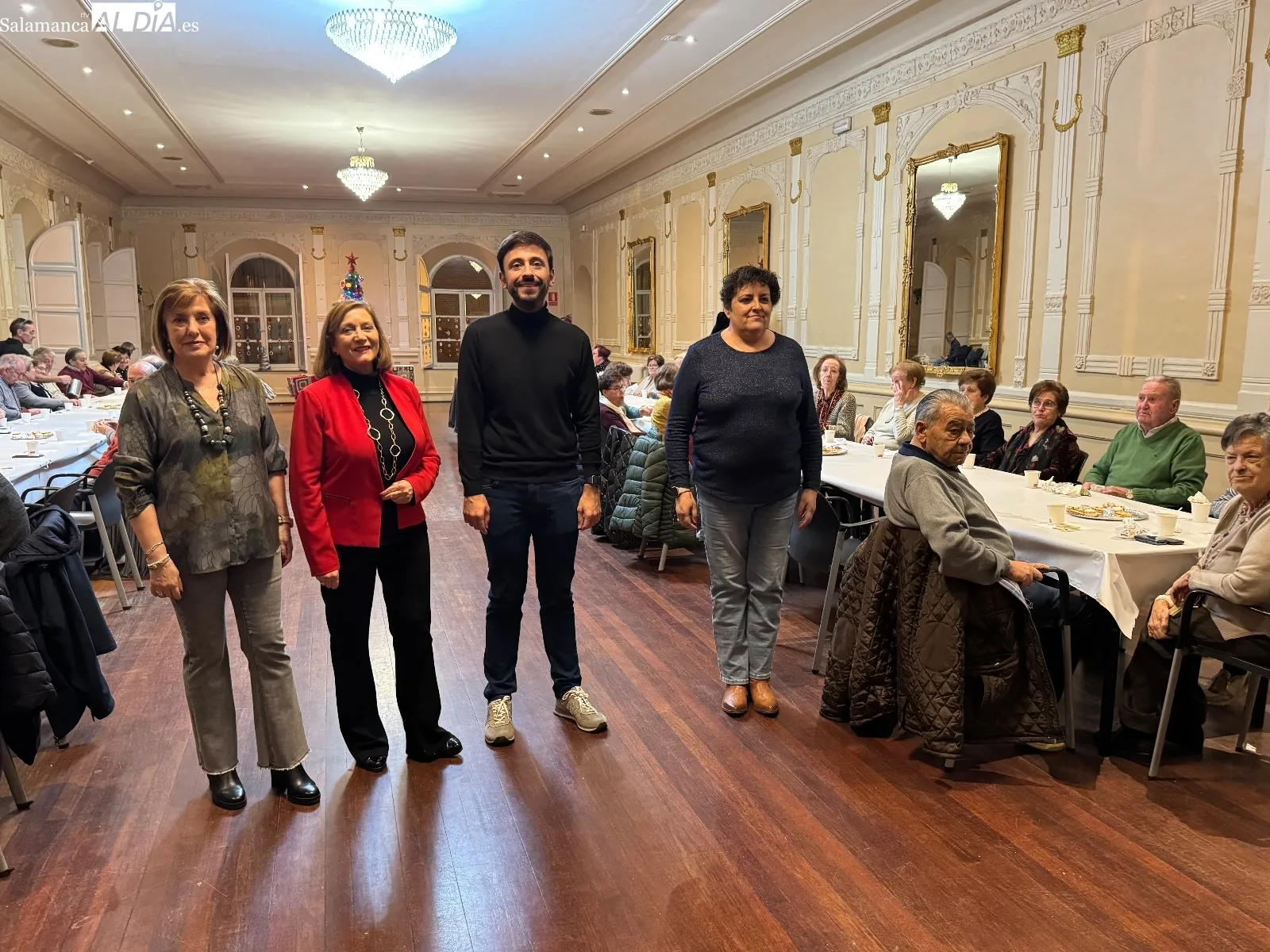 Foto 7 - Los mayores se re&uacute;nen para festejar la Navidad con un animado caf&eacute;