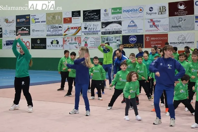 Foto 7 - FOTOS | Las Escuelas Deportivas Piensos Dur&aacute;n Albense celebran su tradicional presentaci&oacute;n navide&ntilde;a en el Pabell&oacute;n Municipal