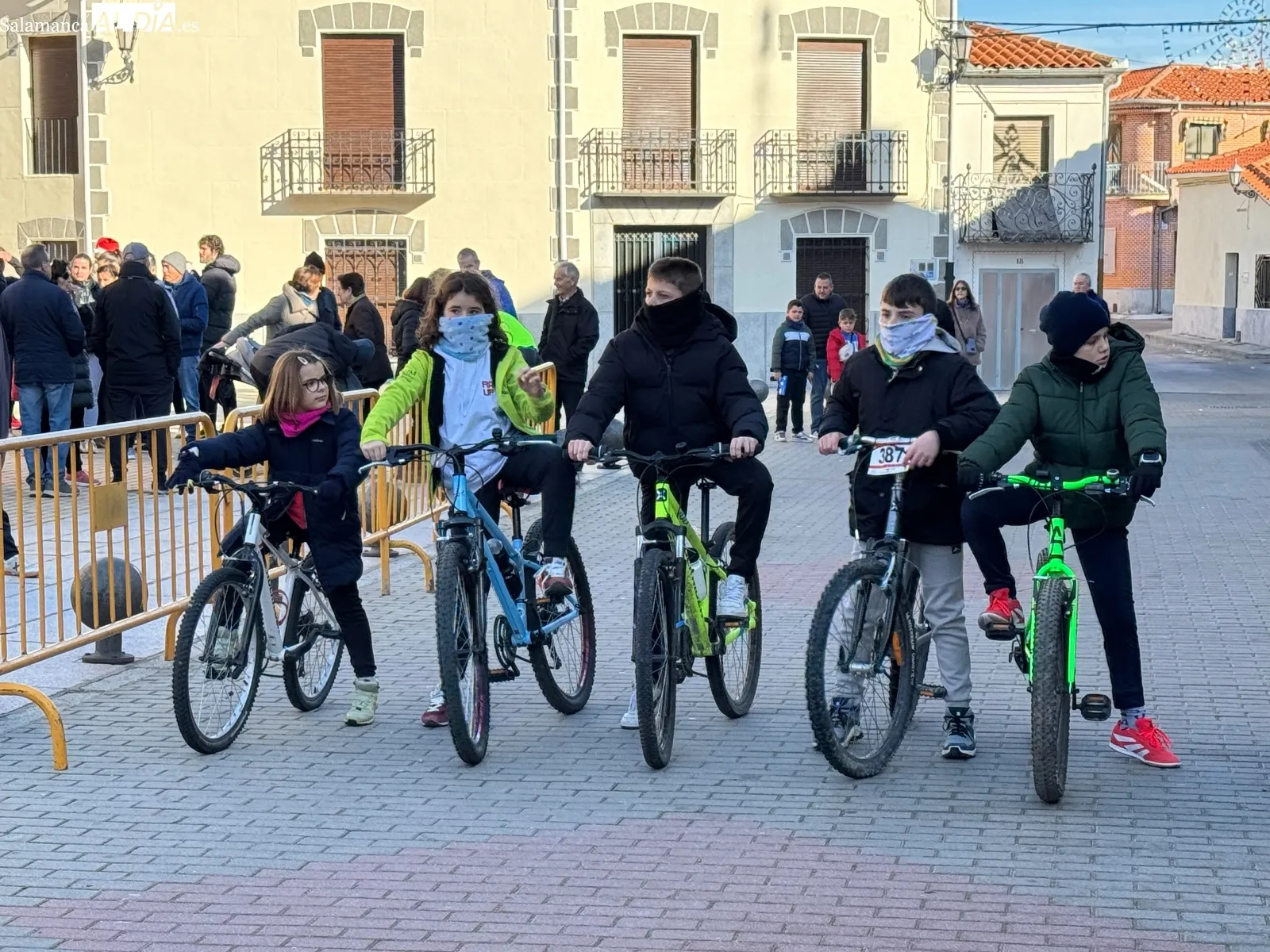 Foto 9 - Cerca de 400 personas participan en la 13&ordf; Marcha y Carrera Solidaria de Macotera en favor de ALCER Salamanca