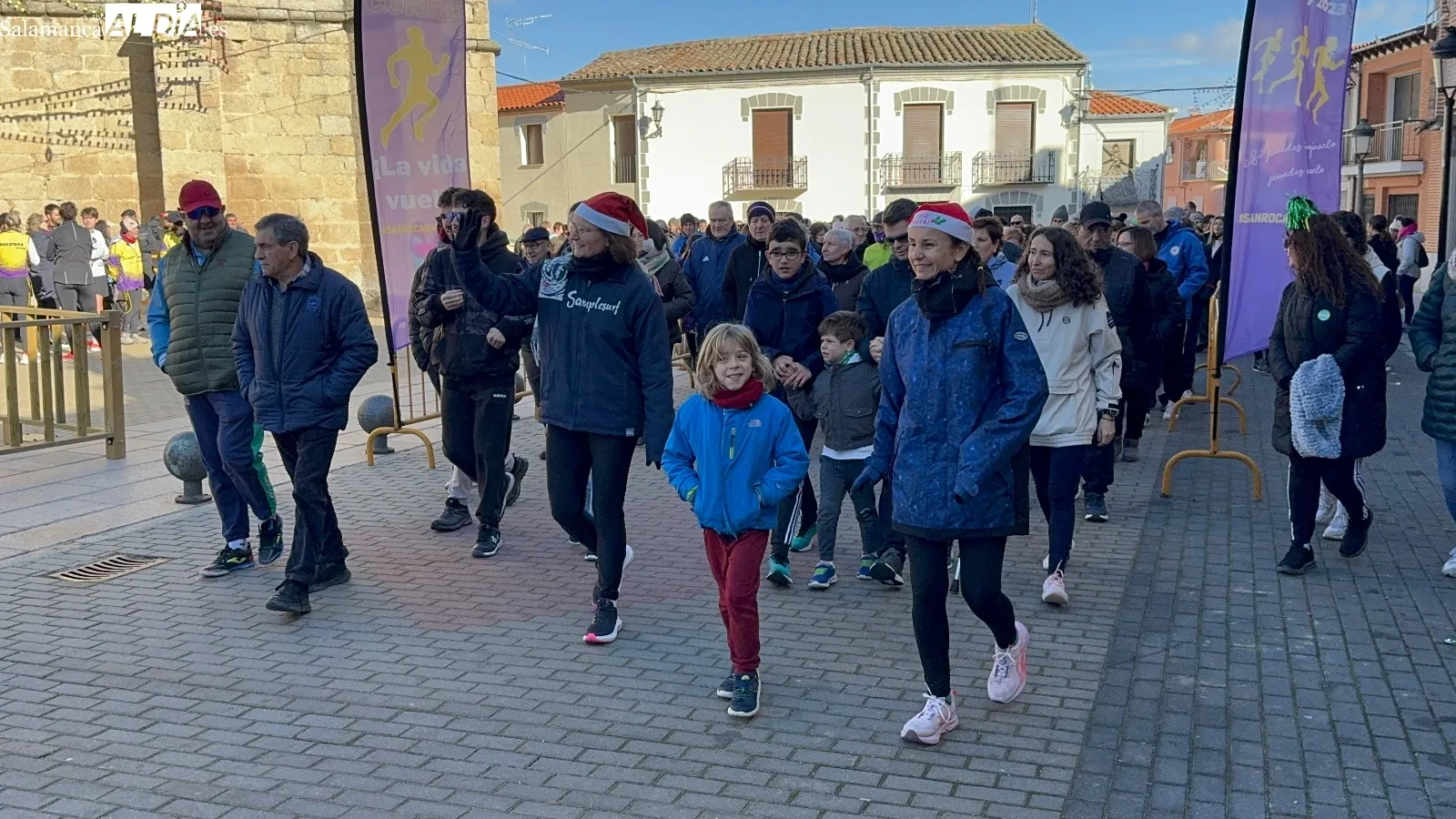 Foto 6 - Cerca de 400 personas participan en la 13&ordf; Marcha y Carrera Solidaria de Macotera en favor de ALCER Salamanca