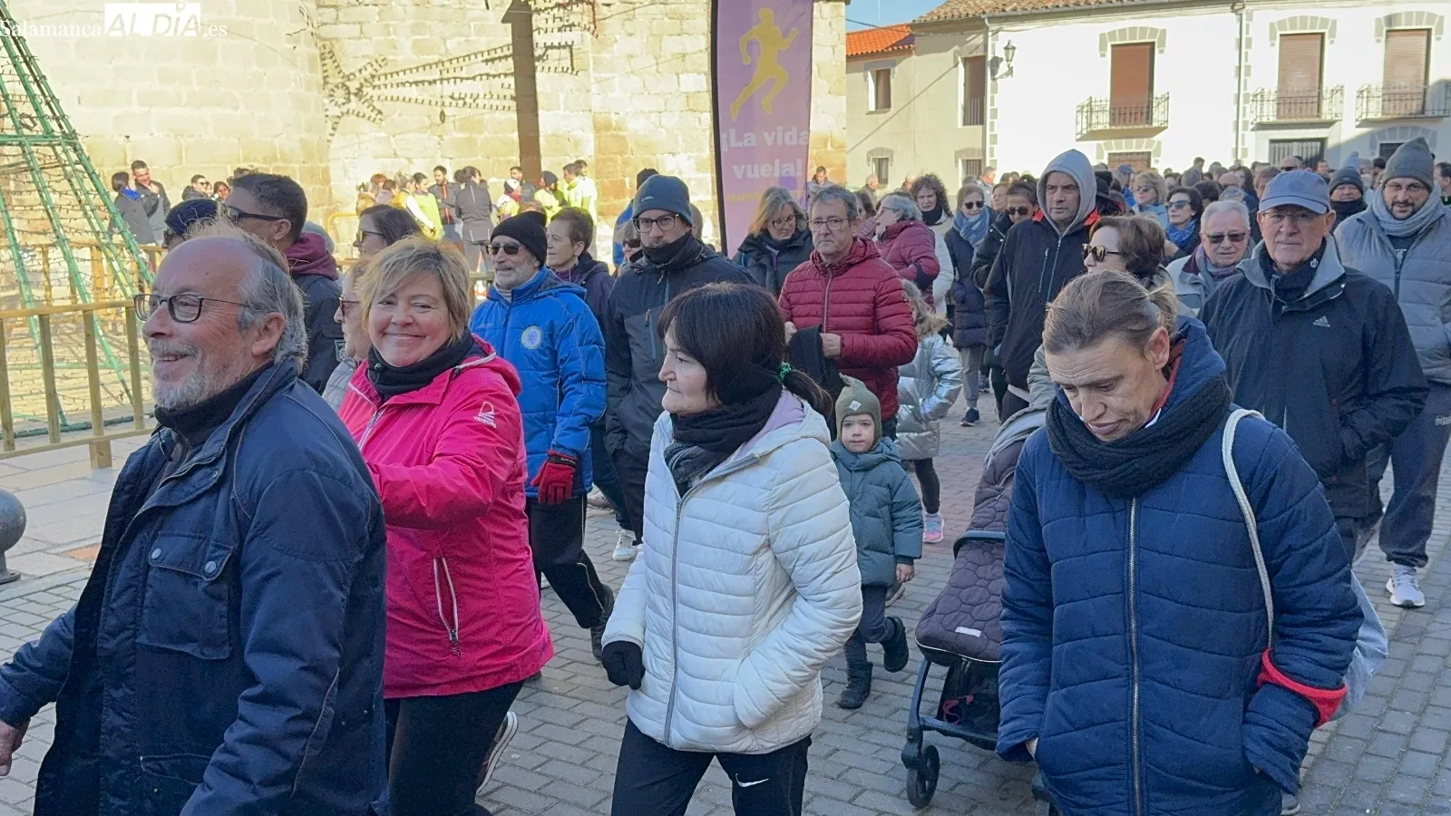 Foto 2 - Cerca de 400 personas participan en la 13&ordf; Marcha y Carrera Solidaria de Macotera en favor de ALCER Salamanca