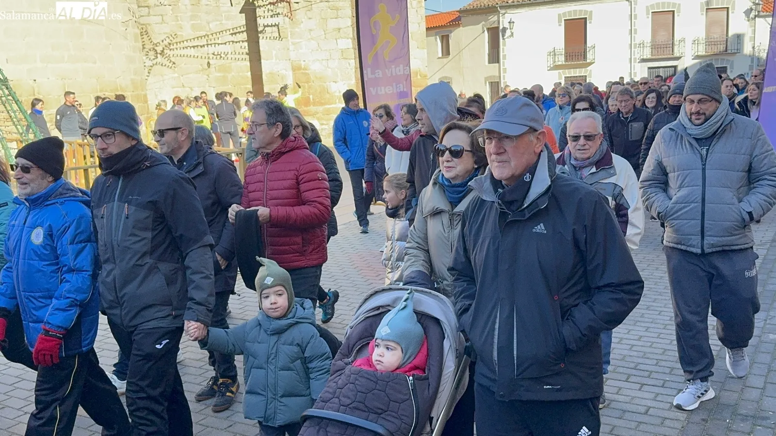 Foto 5 - Cerca de 400 personas participan en la 13&ordf; Marcha y Carrera Solidaria de Macotera en favor de ALCER Salamanca