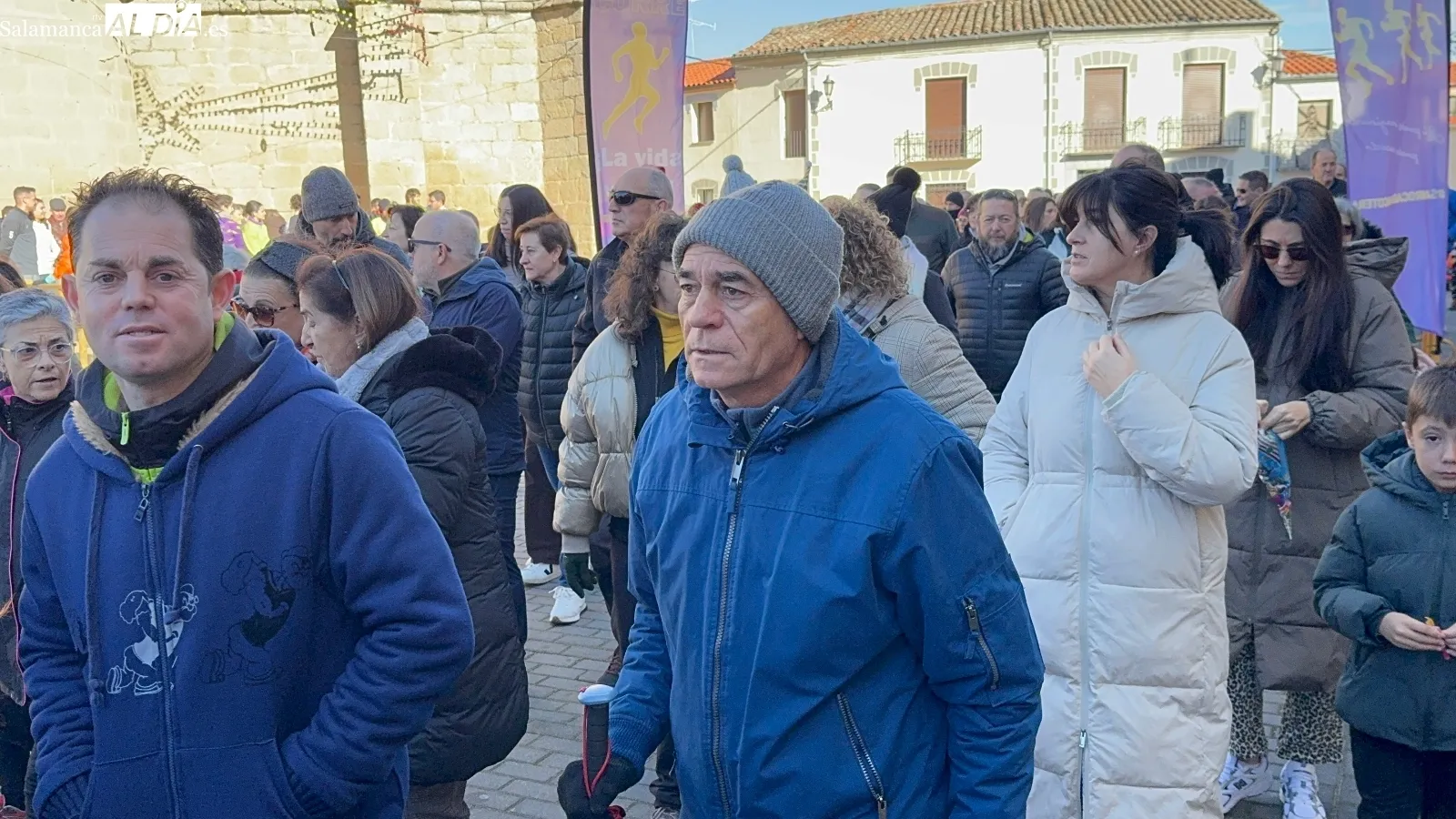 Foto 4 - Cerca de 400 personas participan en la 13&ordf; Marcha y Carrera Solidaria de Macotera en favor de ALCER Salamanca