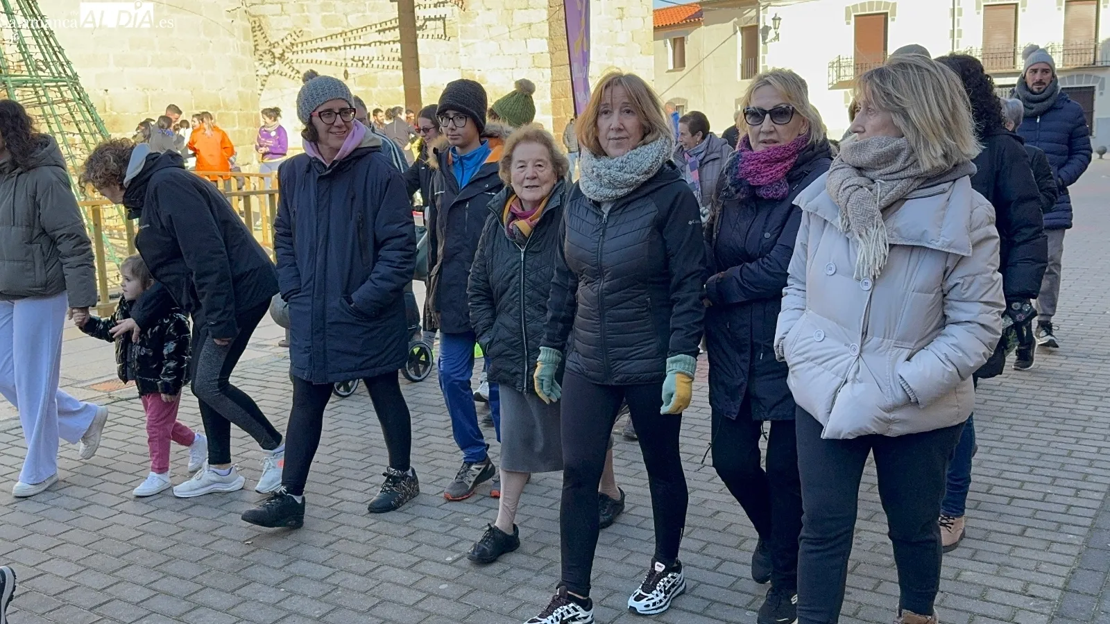 Foto 3 - Cerca de 400 personas participan en la 13&ordf; Marcha y Carrera Solidaria de Macotera en favor de ALCER Salamanca