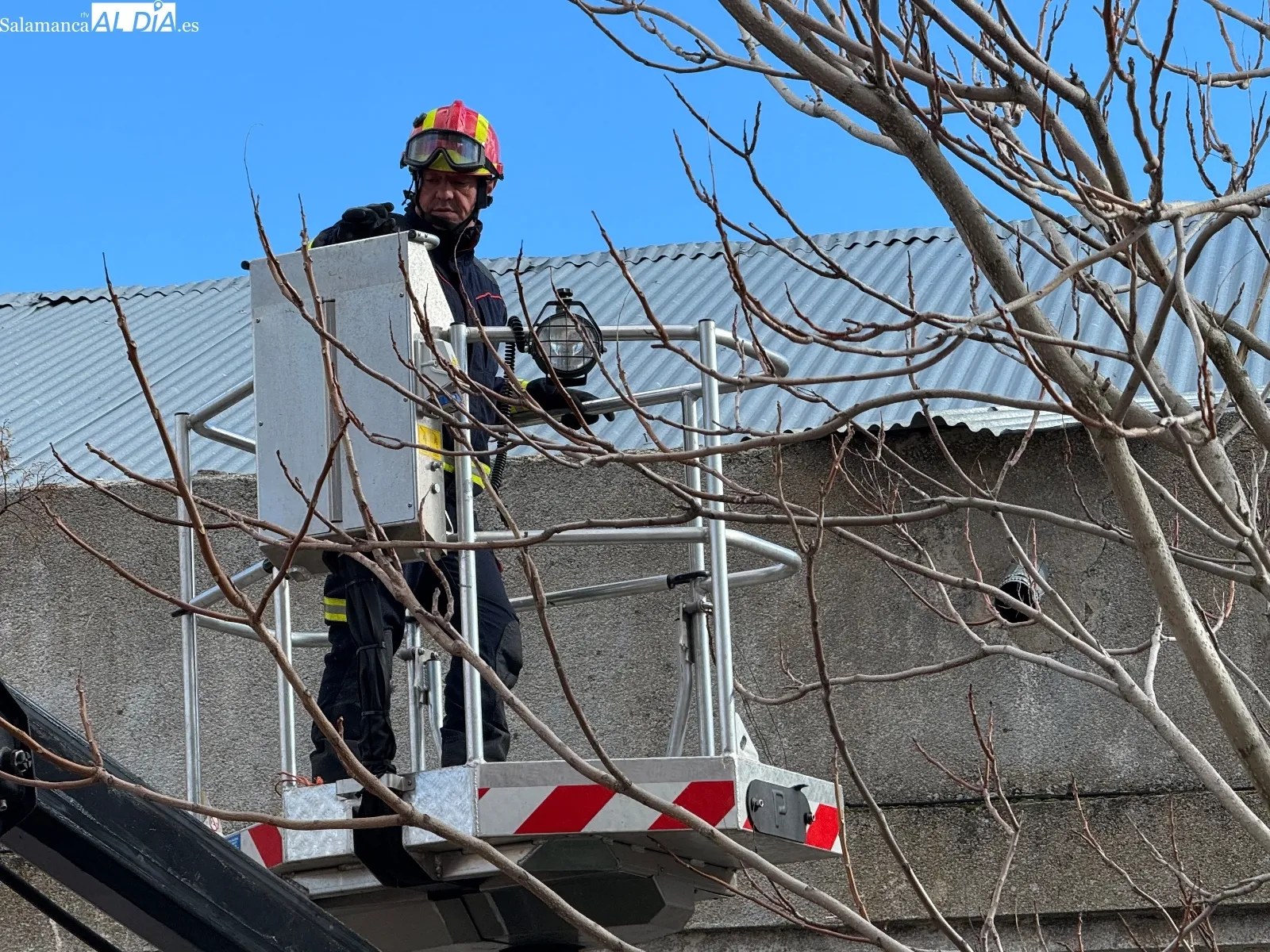 Foto 4 - Efectivos voluntarios de los bomberos retiran una gran chapa met&aacute;lica de la antigua f&aacute;brica de harinas para evitar su ca&iacute;da a la calle
