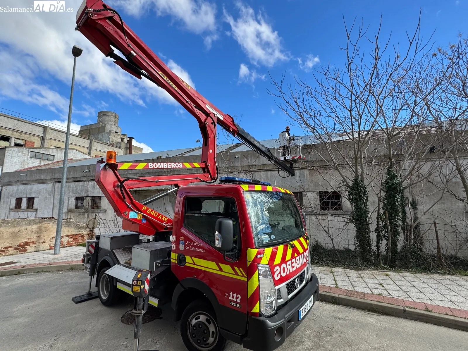 Foto 5 - Efectivos voluntarios de los bomberos retiran una gran chapa met&aacute;lica de la antigua f&aacute;brica de harinas para evitar su ca&iacute;da a la calle