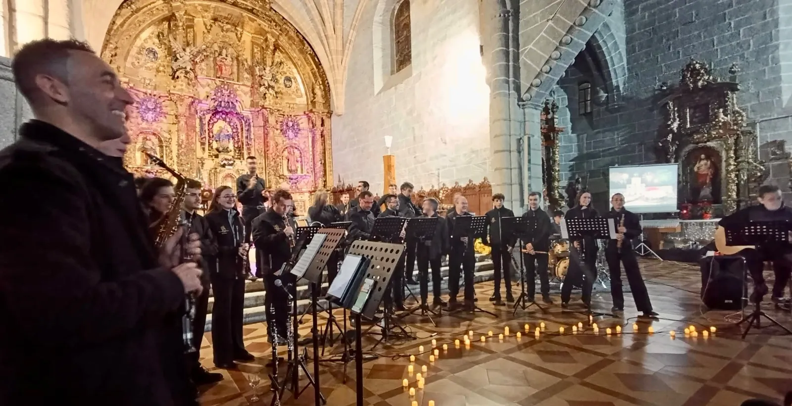 Foto 2 - La Escuela de Dulzaina y Percusi&oacute;n de Macotera llena la iglesia parroquial en su esperado Concierto de Navidad