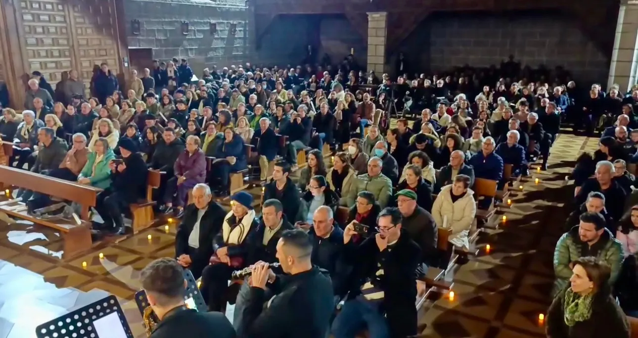 Foto 3 - La Escuela de Dulzaina y Percusi&oacute;n de Macotera llena la iglesia parroquial en su esperado Concierto de Navidad