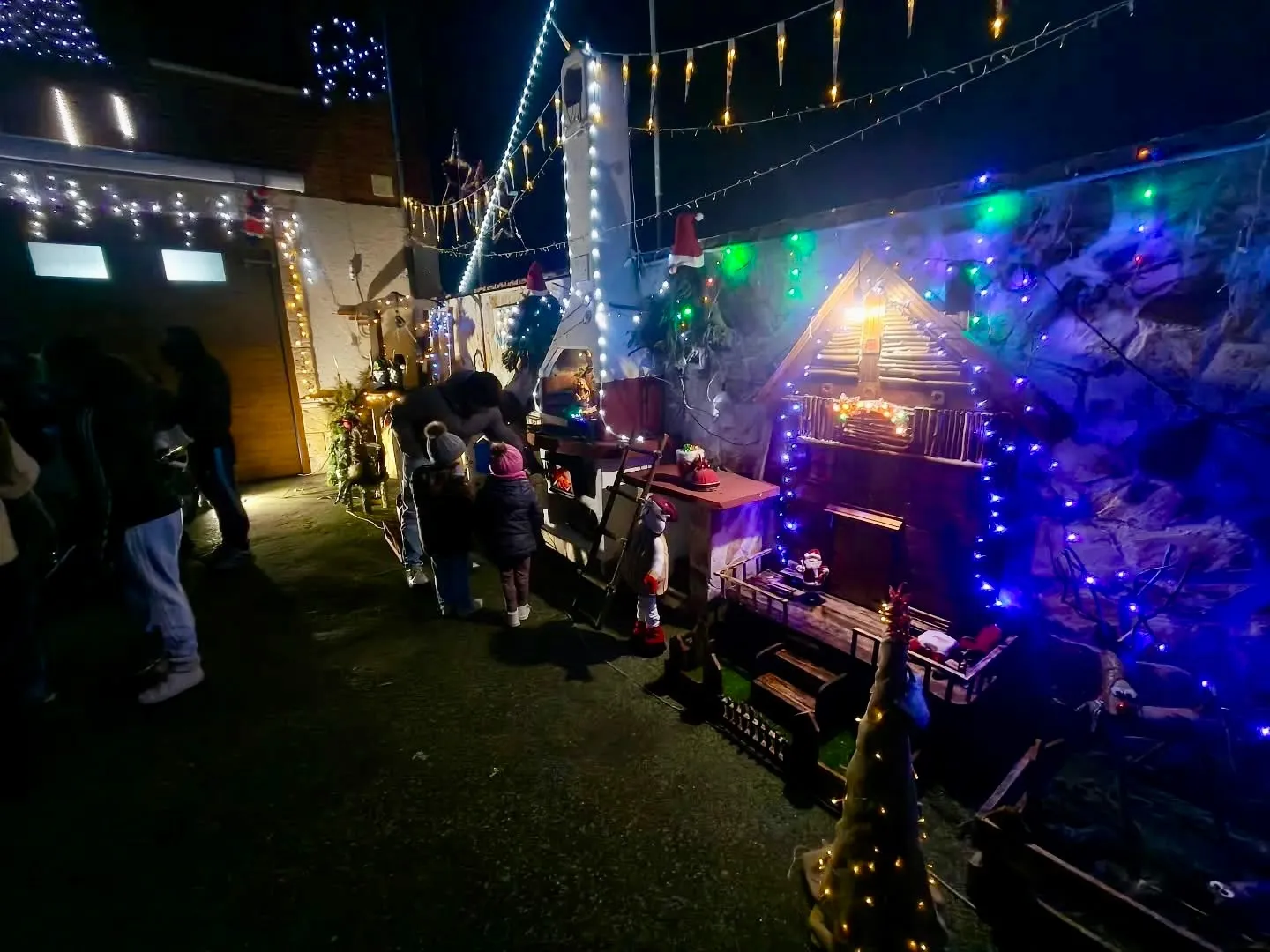 Foto 6 - Villoria llena sus calles de luz y convivencia con el Concurso de Fachadas Navide&ntilde;as