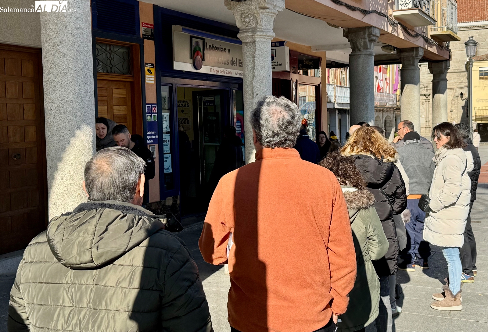 Largas colas en busca de la suerte del Niño en Peñaranda