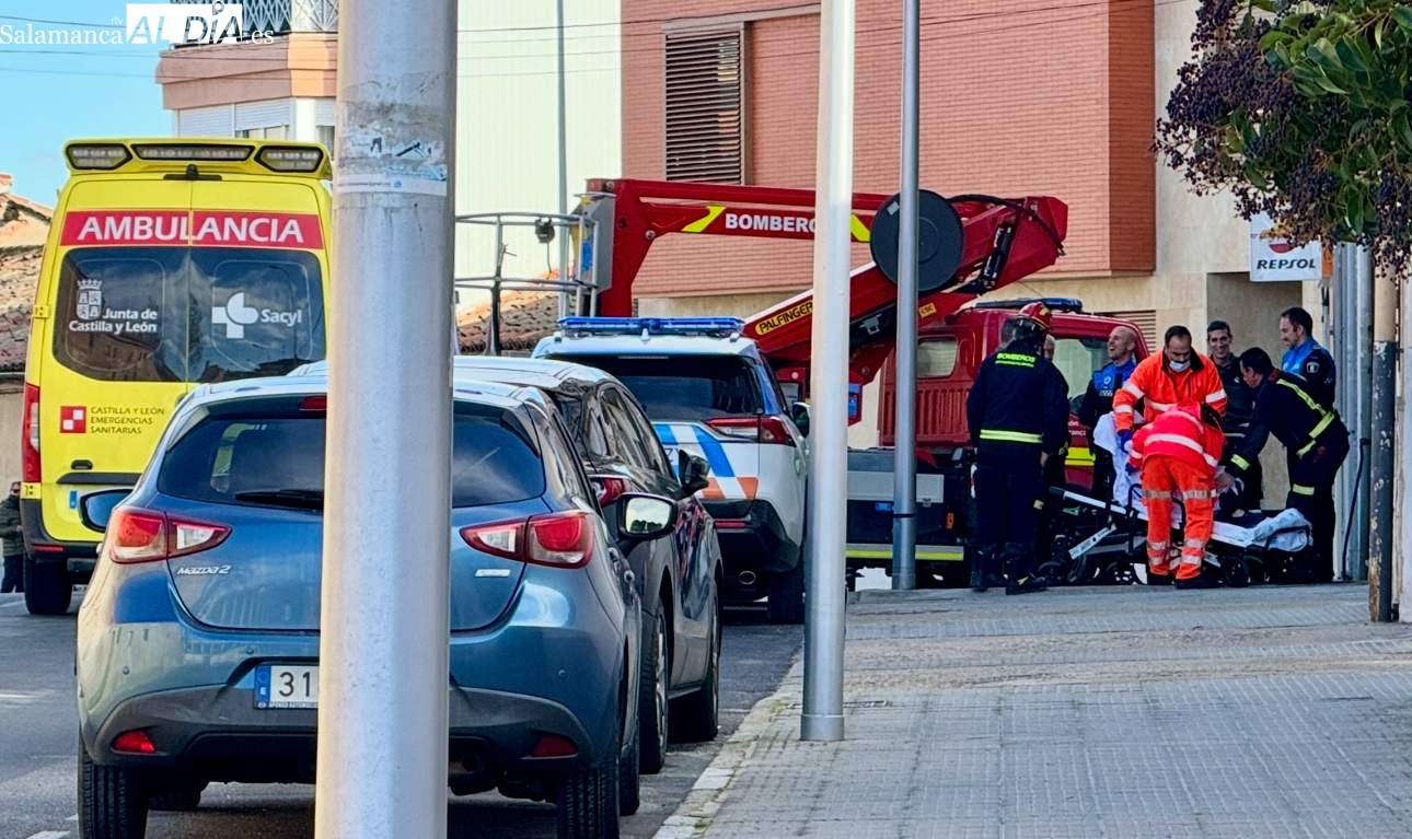 Sanitarios, Policía Local, Guardia Civil y voluntarios de los bomberos socorren a una mujer caída en un domicilio
