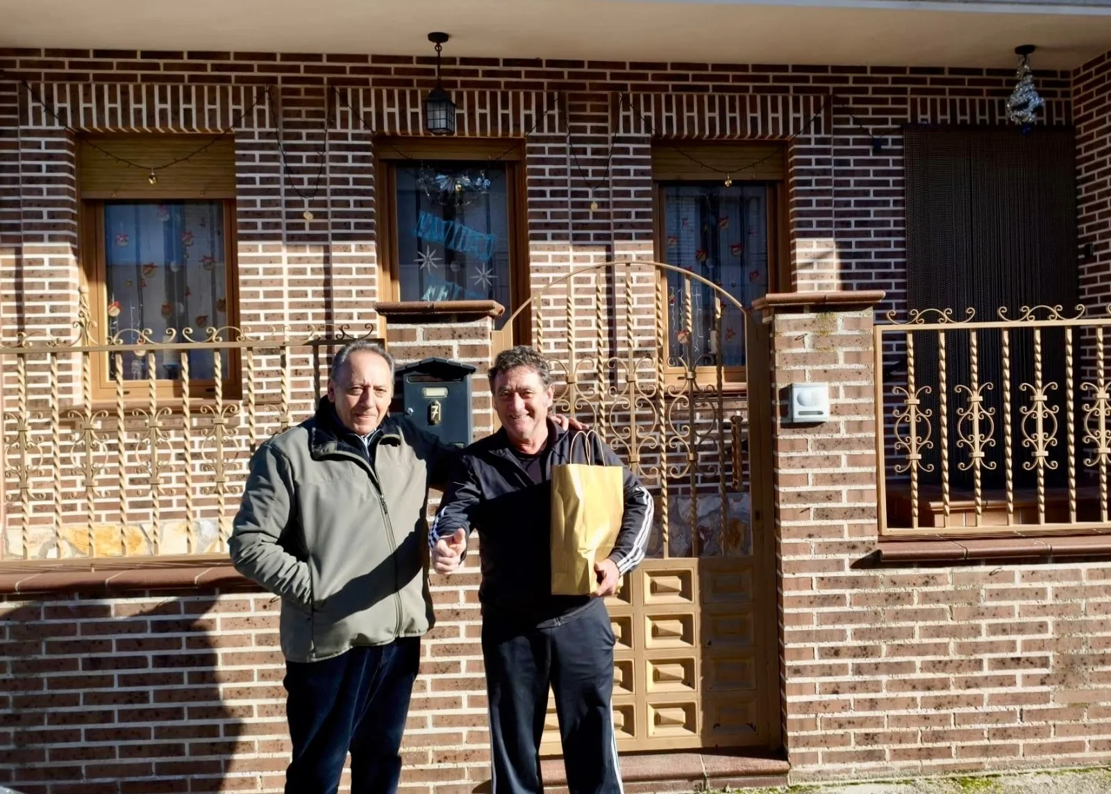 Foto 2 - Ana Bonilla, Juan Carlos Sicilia y &Aacute;ngel G&oacute;mez se llevan el original III Concurso de fachadas navide&ntilde;as de Macotera