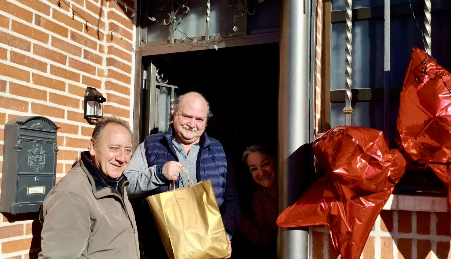Foto 3 - Ana Bonilla, Juan Carlos Sicilia y &Aacute;ngel G&oacute;mez se llevan el original III Concurso de fachadas navide&ntilde;as de Macotera