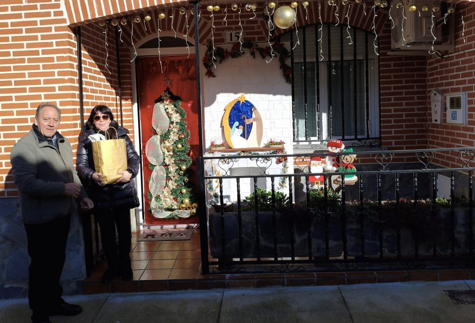 Ana Bonilla, Juan Carlos Sicilia y Ángel Gómez se llevan el original III Concurso de fachadas navideñas de Macotera