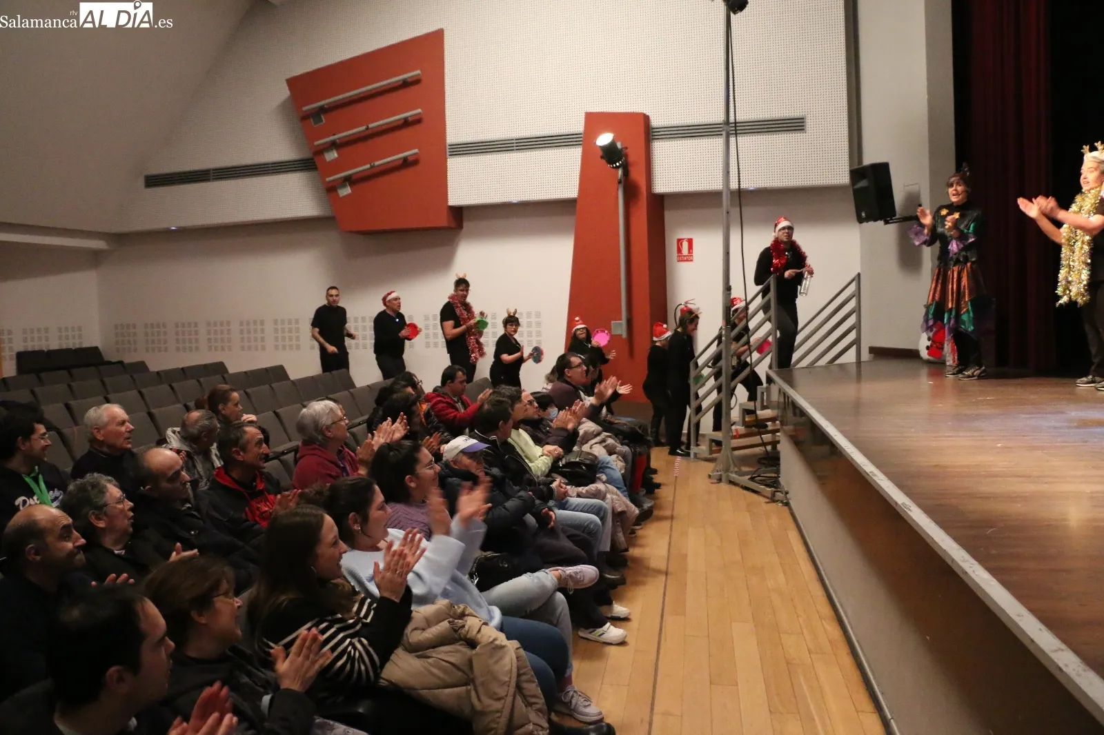 Actuación en Vitigudino del grupo 'Pequeñine' de Peñaranda / CORRAL  